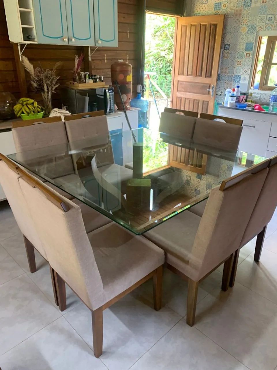Mesa com tampo de vidro com 8 cadeiras
