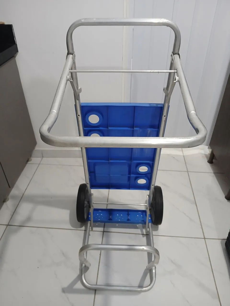 Carrinho de praia com avanço para caixa térmica e cadeiras.  - Foto 2