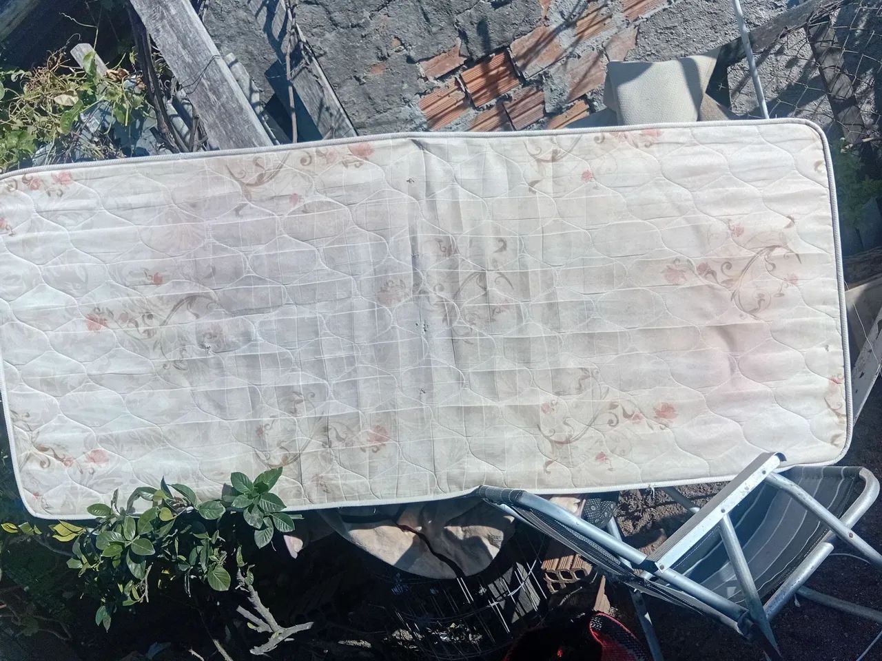 Vendo colchão de solteiro em bom estado  - Foto 2