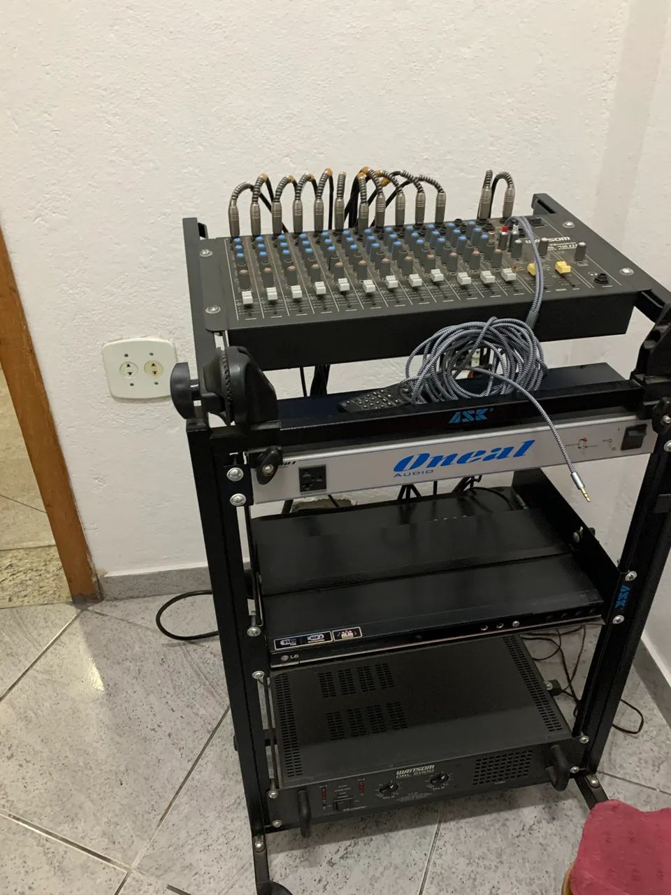Mesa de som, 4 caixas e multicabos. - Foto 5