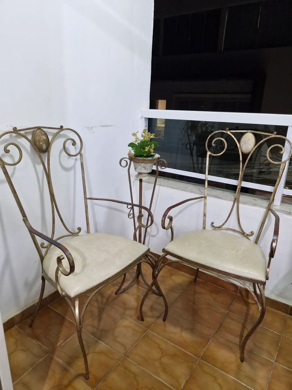 Cadeiras de sala de jantar com pés  de ferro envelhecido e acento estofado