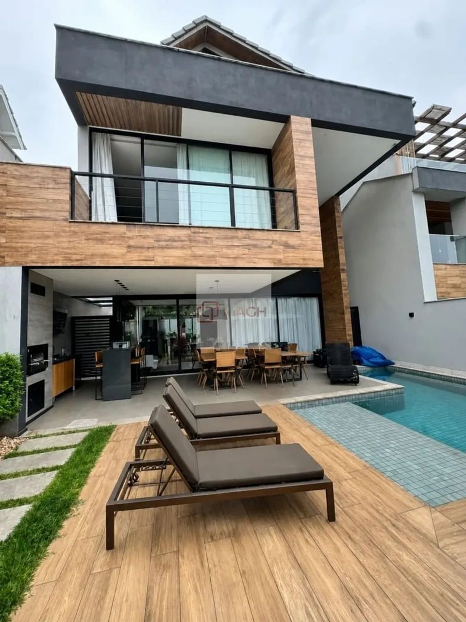 Casa sofisticada e pronta para morar | 370m² | Totalmente mobiliada