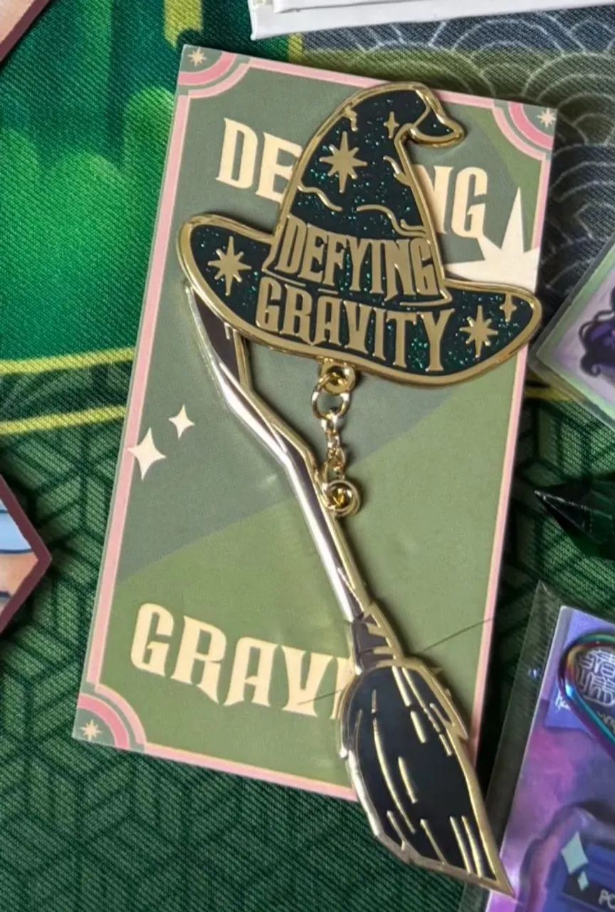 Pin Wicked Chapéu e Vassoura Elphaba