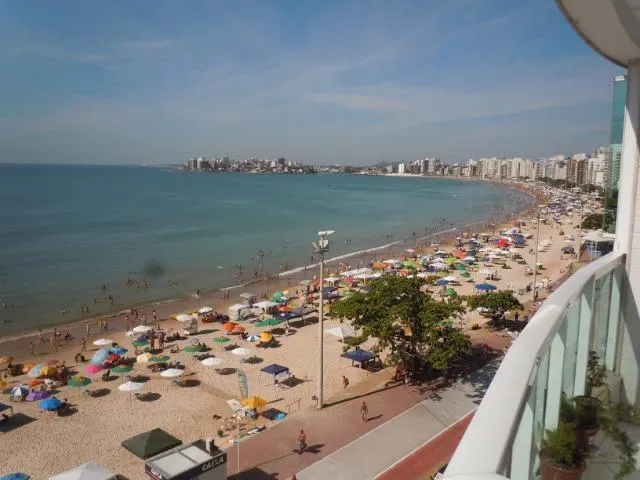 Apto frente a praia com 4 quartos sendo 3 suítes e 2 vagas de garagem