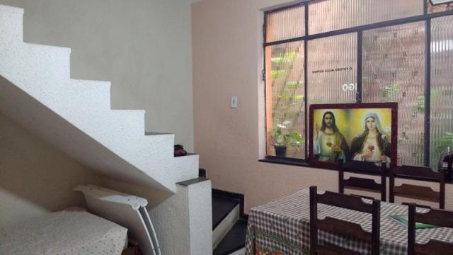 Casa geminada com entrada coletiva no bairro caiçara