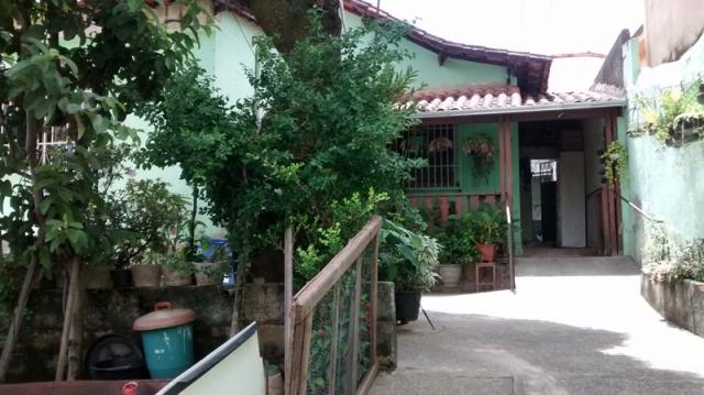 Casa com quintal no caiçara