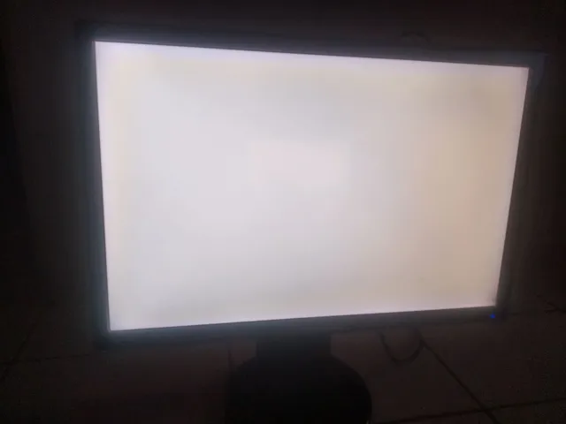 Monitor com tela branca em branco jogos em casa simulação de