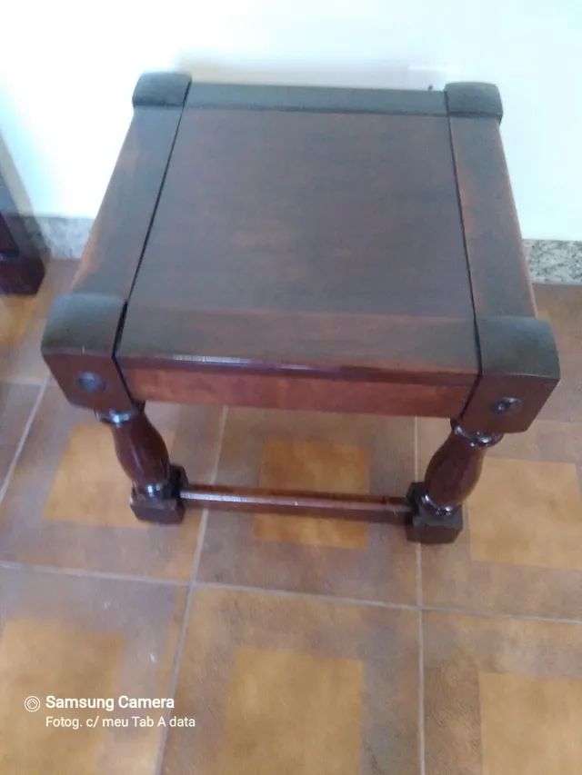 Duas mesinhas de canto ou centro