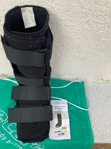 Vendo uma bota ortopédica . 