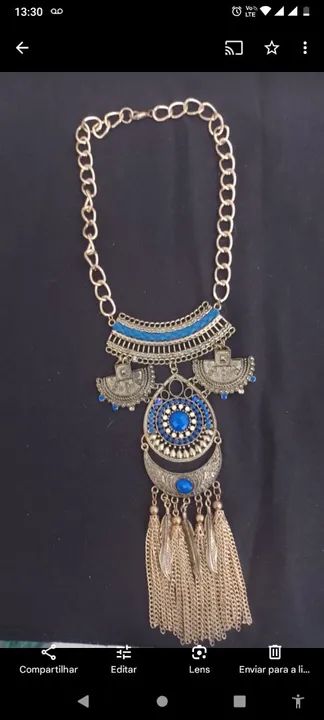 colar  com detalhes em azul royal