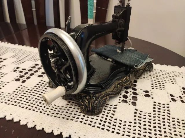Maquina de Costura muito Antiga a Manivela com base de ferro, modelo pata de leão,  - Foto 5