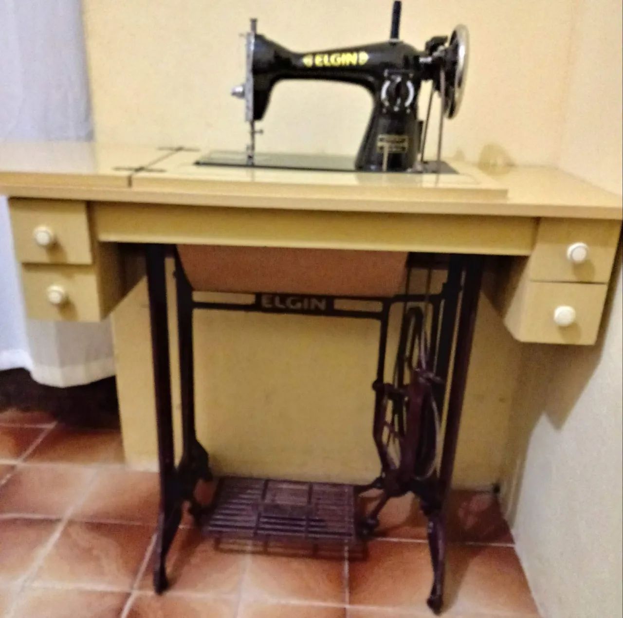 Máquina de costura Elgin Funcionando com Motor 