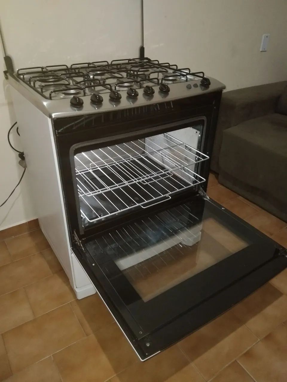 Fogão de 6 bocas da Electrolux automático revisado e limpo funcionando tudo bivolt  - Foto 3