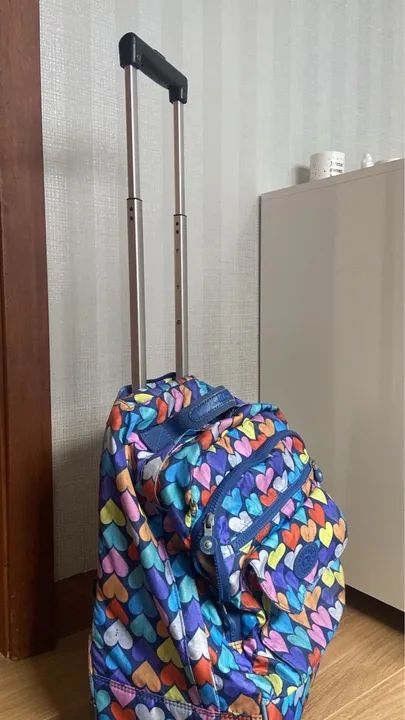 Mochila de rodinhas com estampa de coração - Foto 4