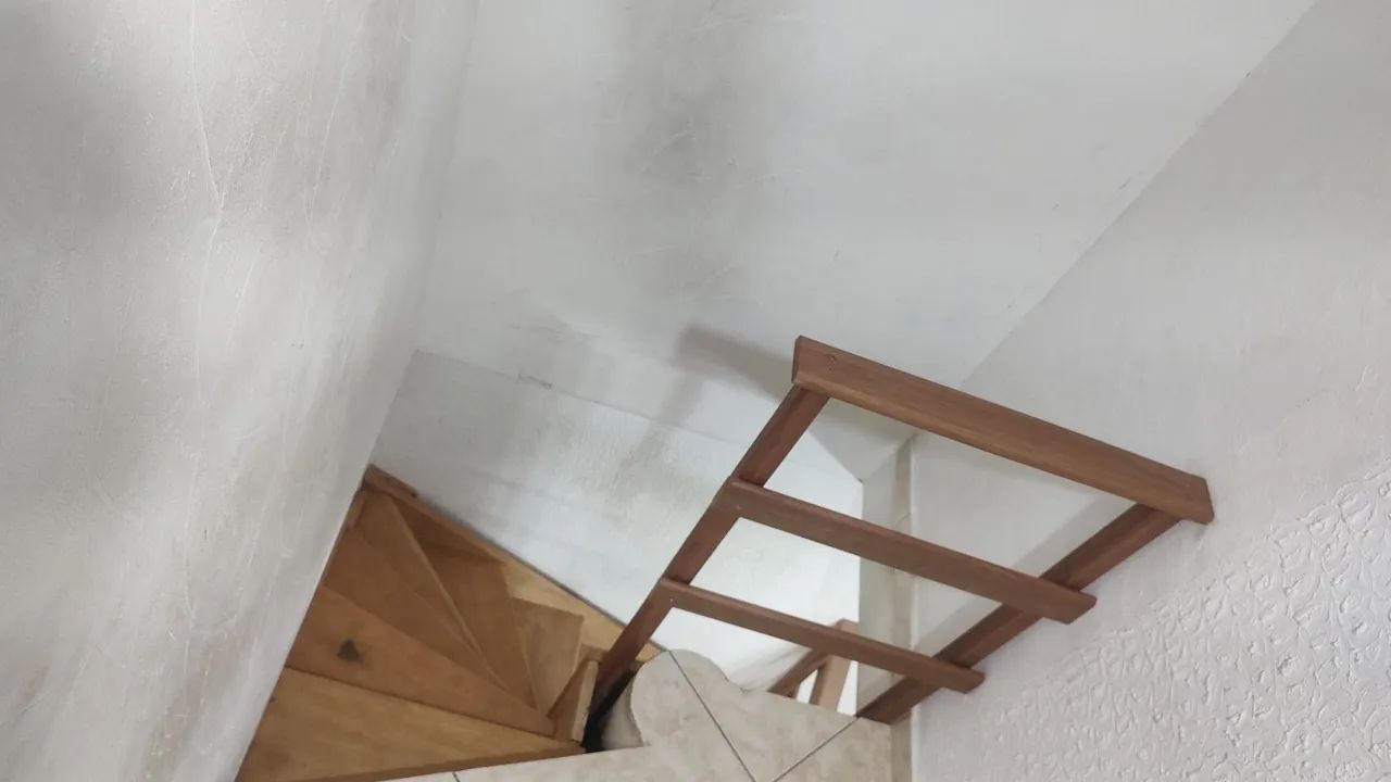 Escada de madeira caracol  - Foto 6