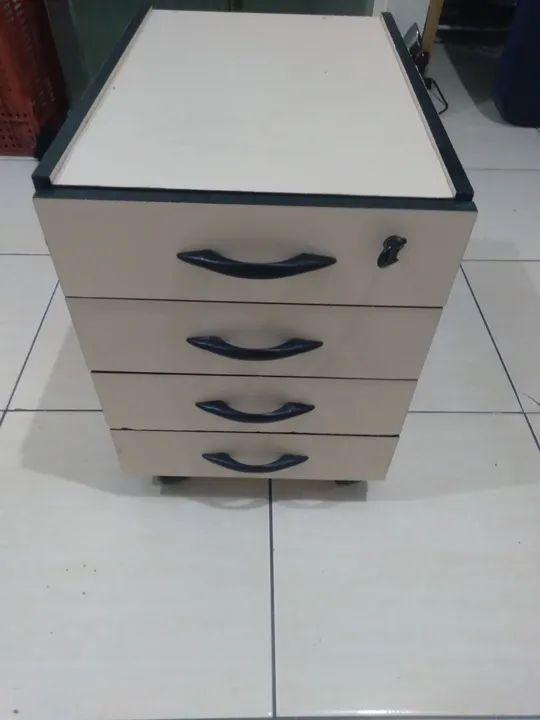 Gaveteiro de escritório com 4 gavetas e rodinhas com chave.gavetas