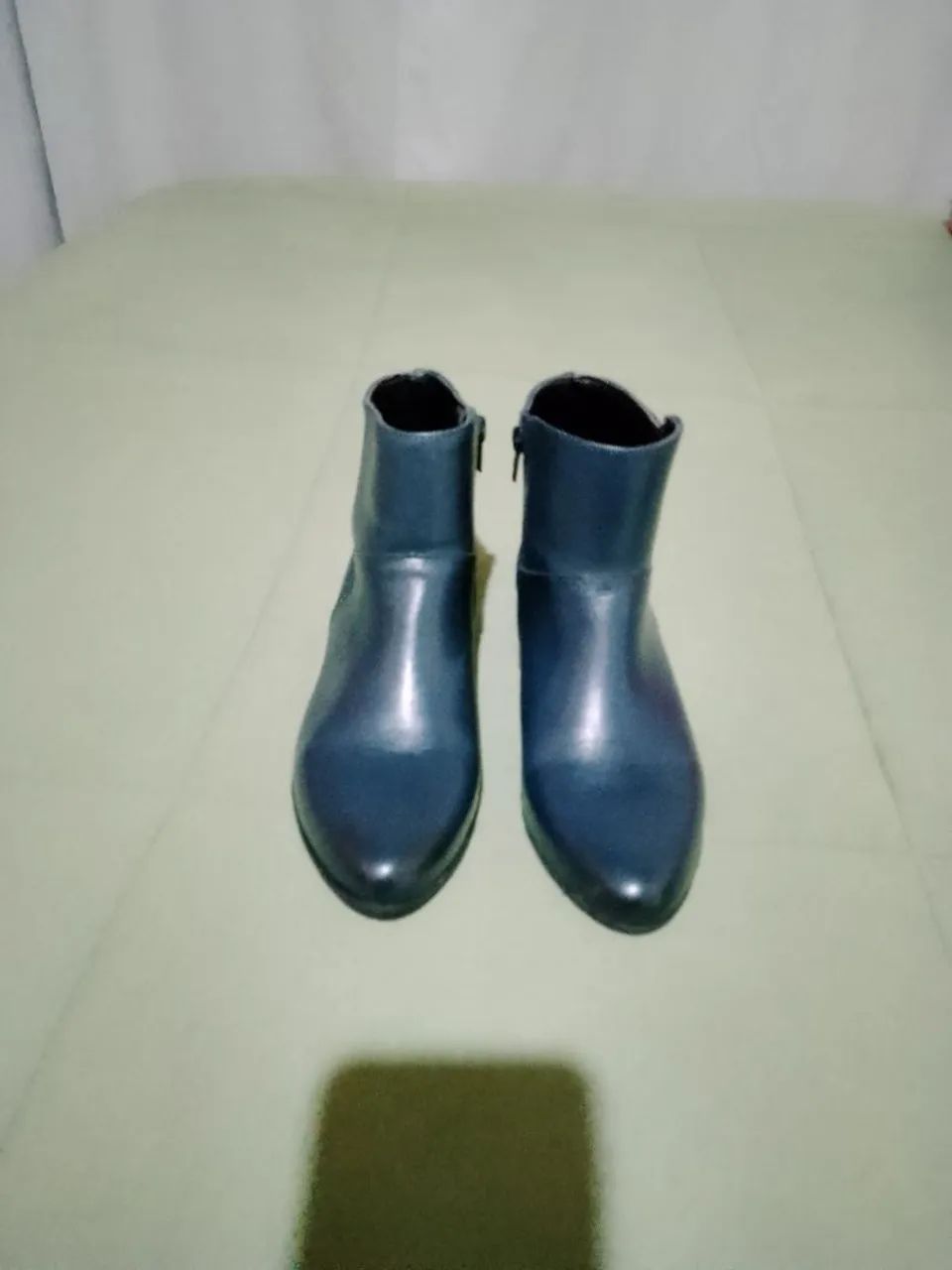 Duas botas femininas,tamanho 35, muito bem conservadas