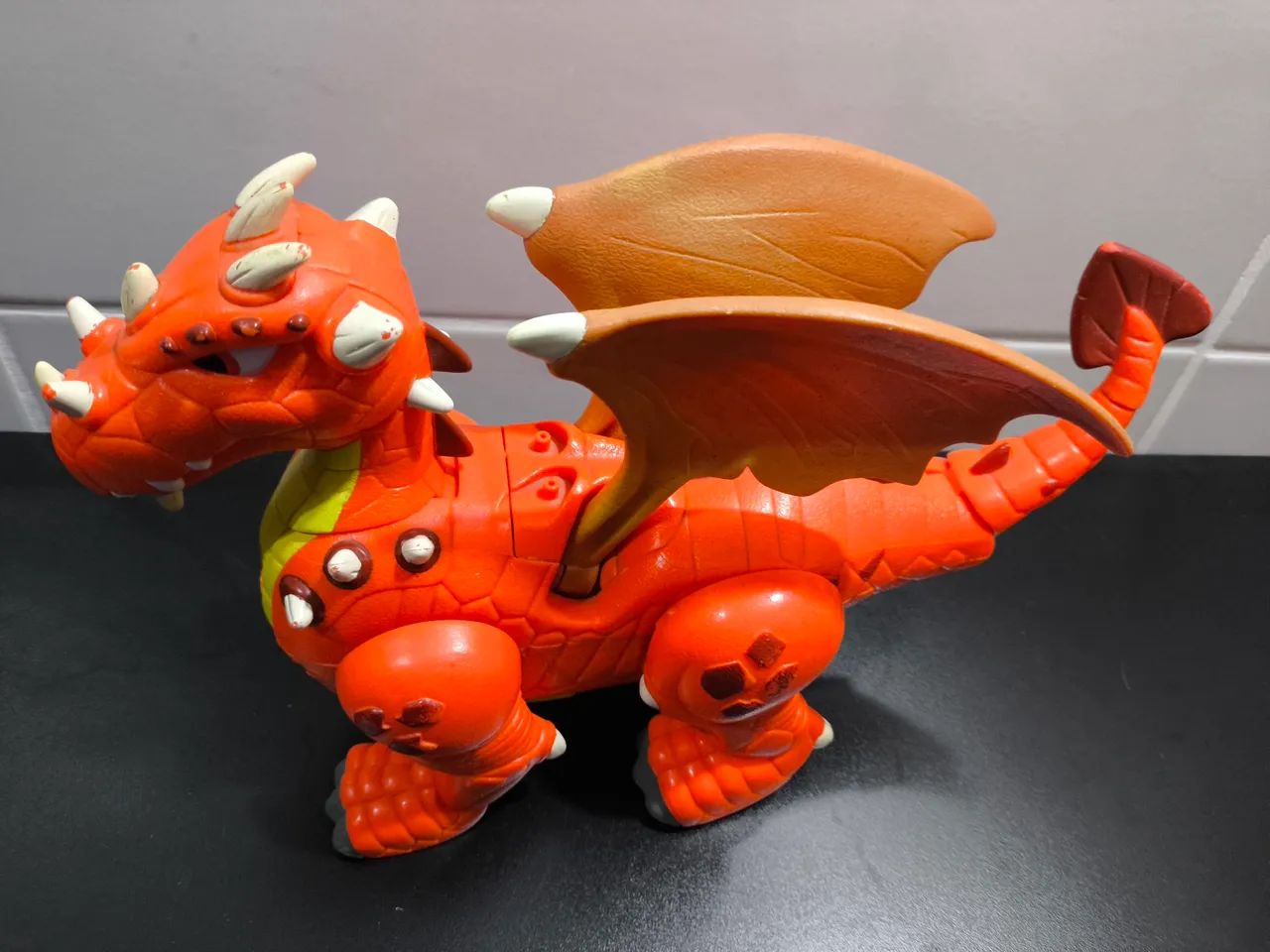 Dragão articulado a pilha Mattel 