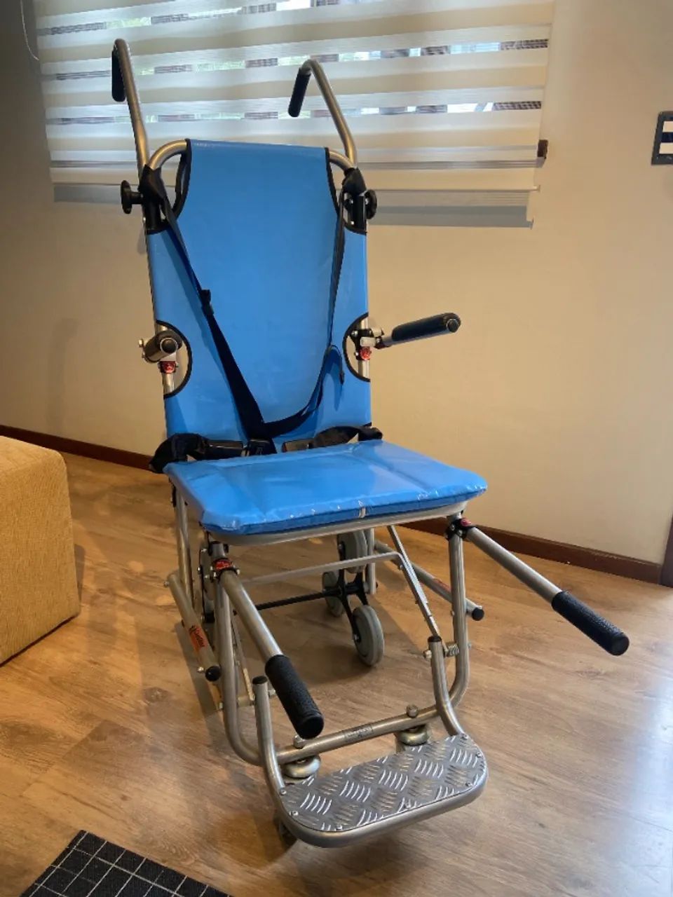 CADEIRA DE RODAS ESCALADORA SOBE E DESCE ESCADAS - Foto 2