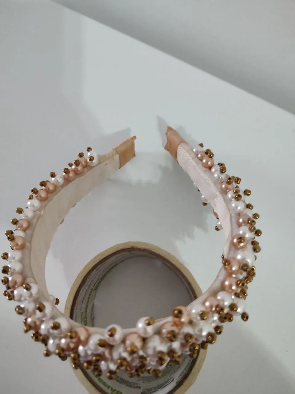 Tiara feminina branco com dourado  - Foto 3