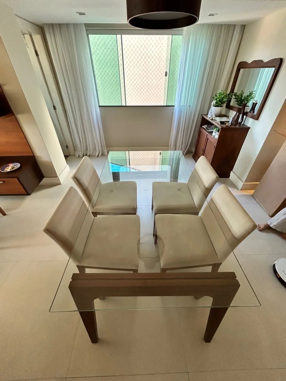 Mesa de Madeira com Tampo de Vidro 6 Lugares + 4 Cadeiras - Foto 4