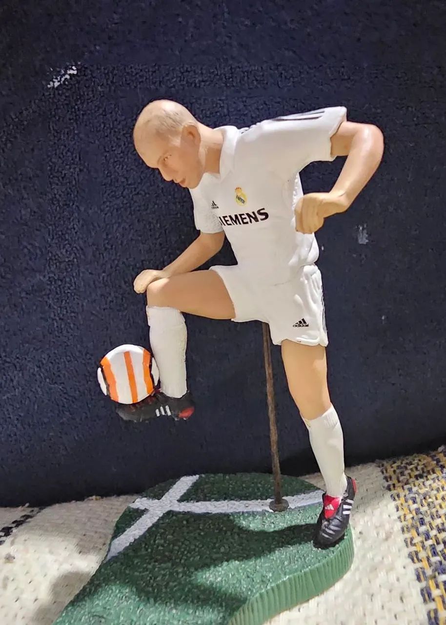 COLEÇÃO JOGADORES FT CHAMPIONS "LOS GALÁCTICOS" REAL MADRI ZIDANE ITEM RARO COLECIONADOR