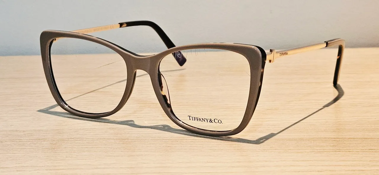 Óculos Tiffany & Co. - Elegância e Estilo
