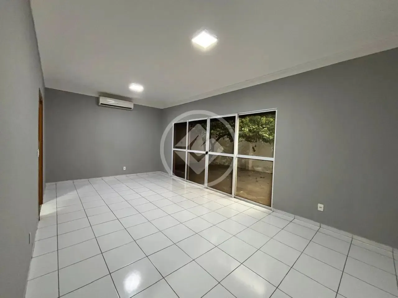 Casa térrea em condomínio fechado com 127m² - 3 quartos, sendo 1 suíte + banheiro social e