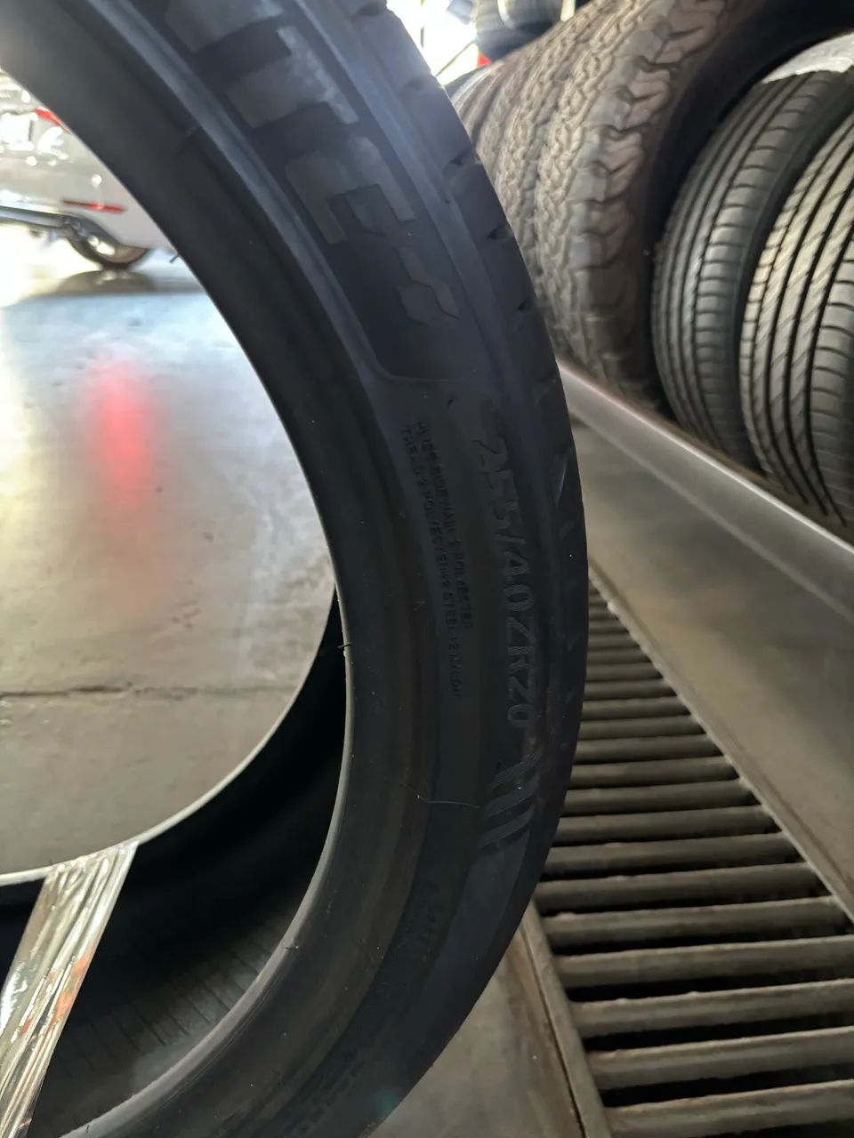 Jogo Pneus Delinte 255/40 r20 novos - Foto 4