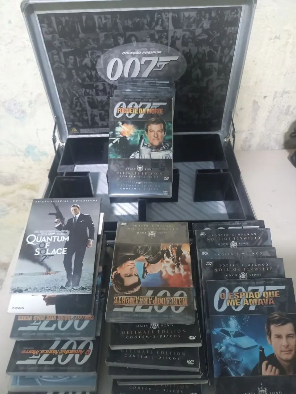 Vende-se coleção de dvd 007 edição limitada com maleta 007 - DVD