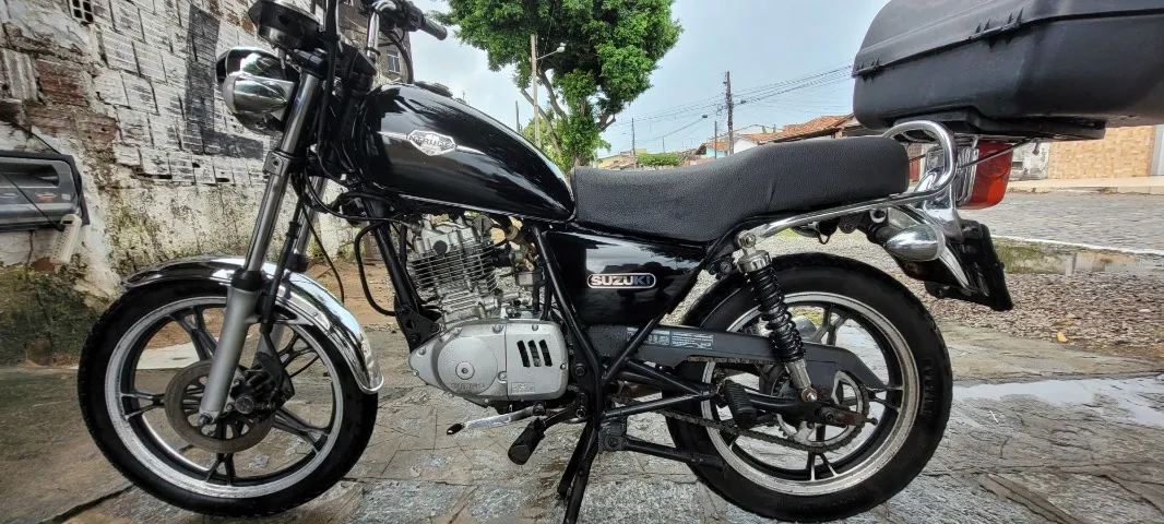 Moto Suzuki Intrude 125cc 2010 bem conservada com baú.