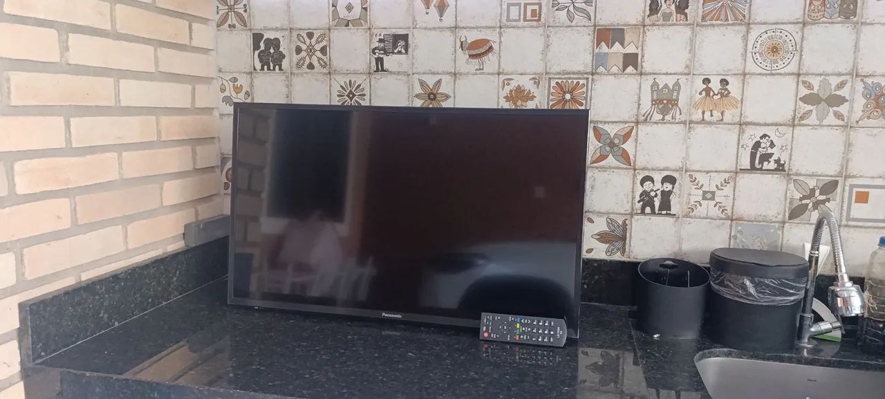 DUAS TVS "AOC e PANASONIC "
