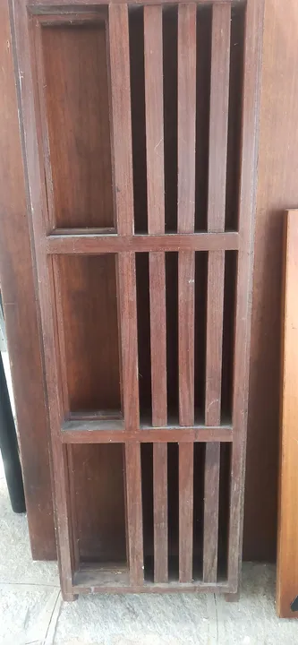 Janela de madeira com detalhes em grade