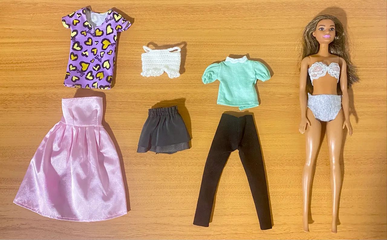 Barbie - Kit Boneca + Roupinhas 
