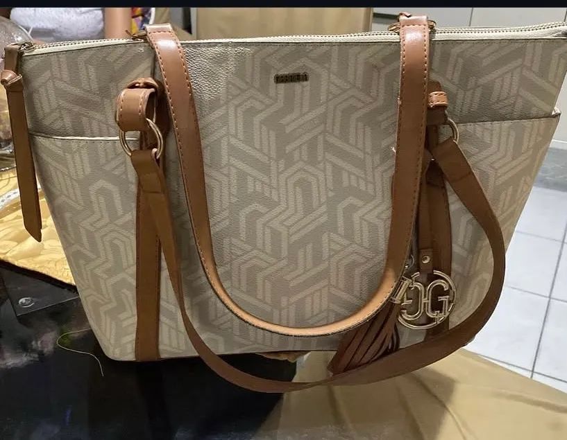 Bolsa semi-nova, linda e de qualidade?