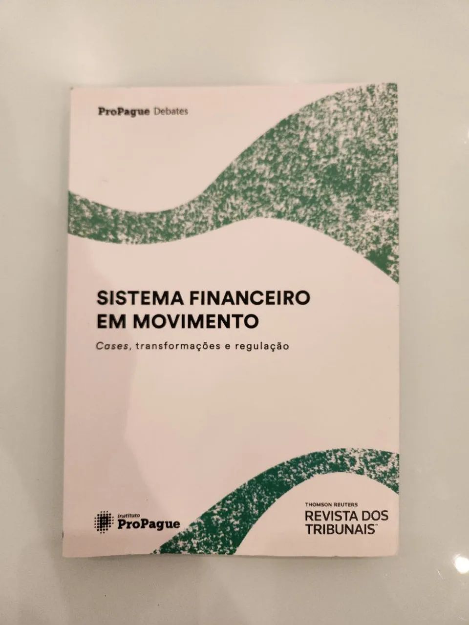Livro Sistema Financeiro em Movimento - Cases, transformações e regulação - Novo