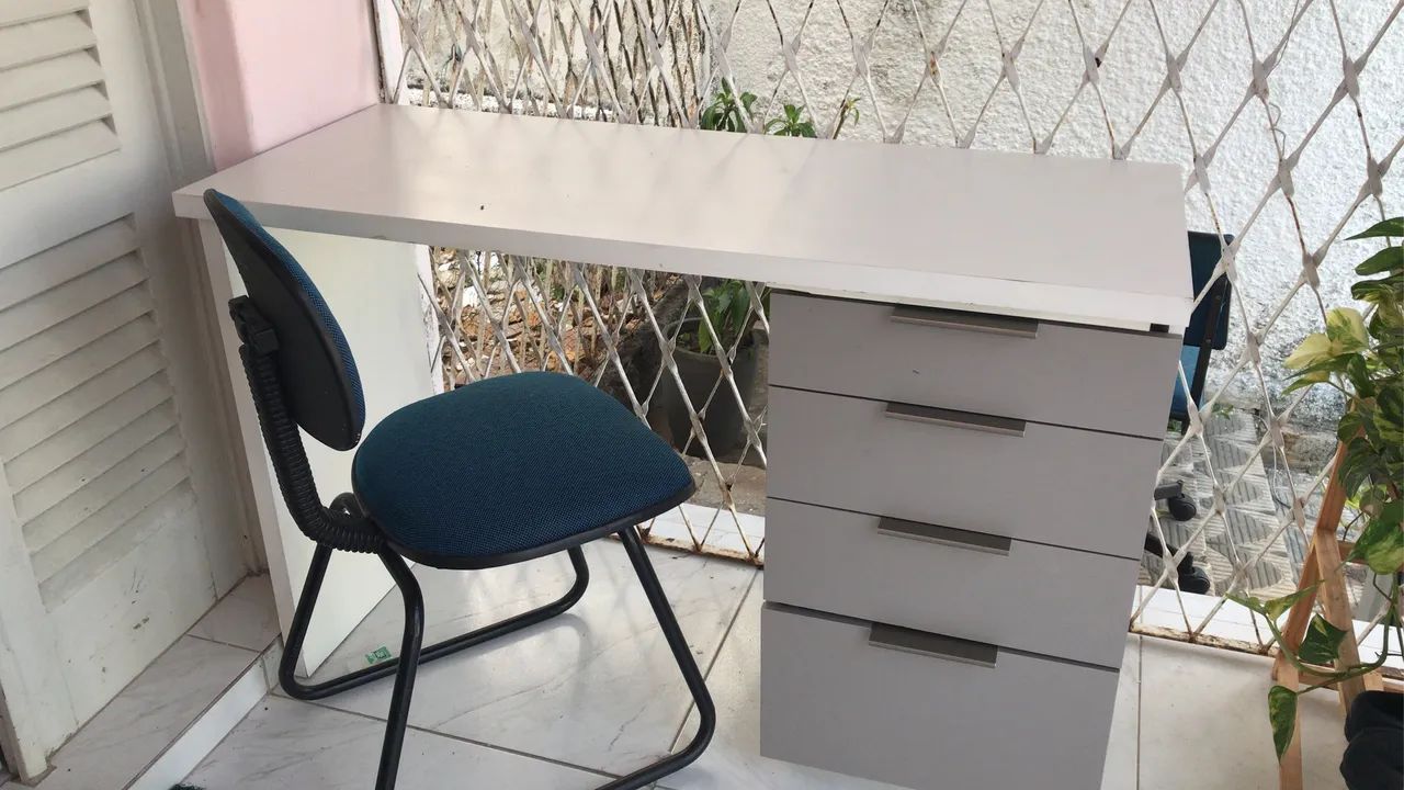 Escrivaninha em MDF, bem conservadas, quatro gavetas na cor cinza+ cadeira