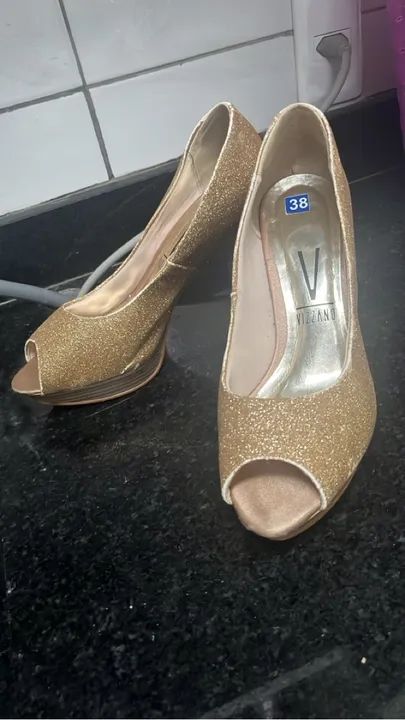 Sandália dourada Vizzano