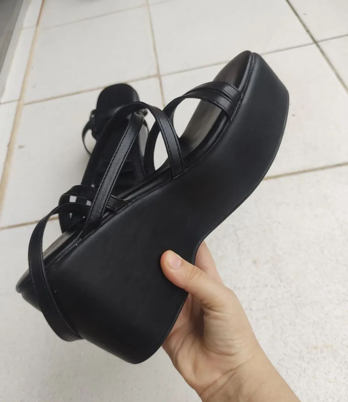 Sandália Plataforma Preta com Tiras - Foto 4
