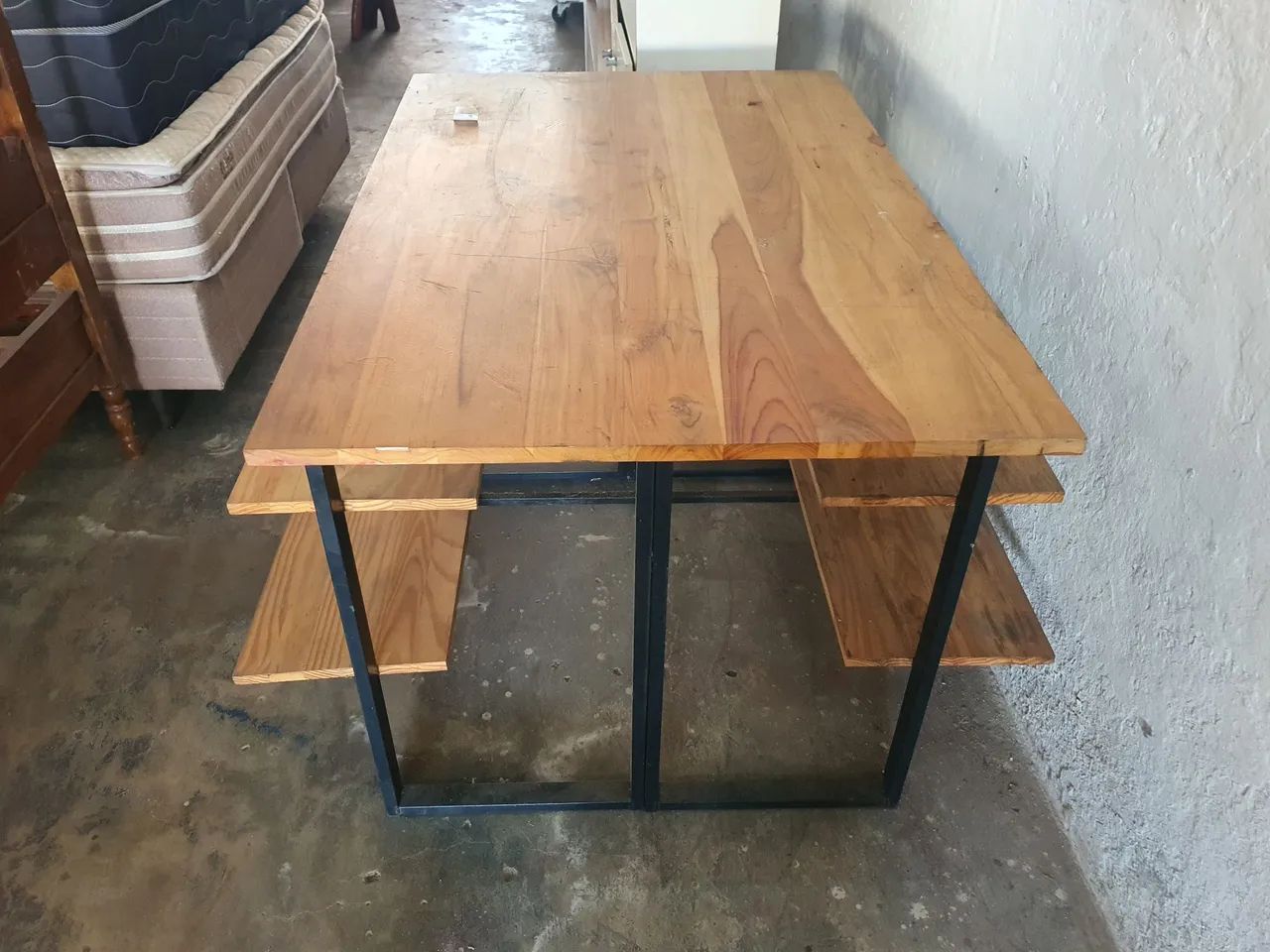 Mesa de madeira maciça  - Foto 4