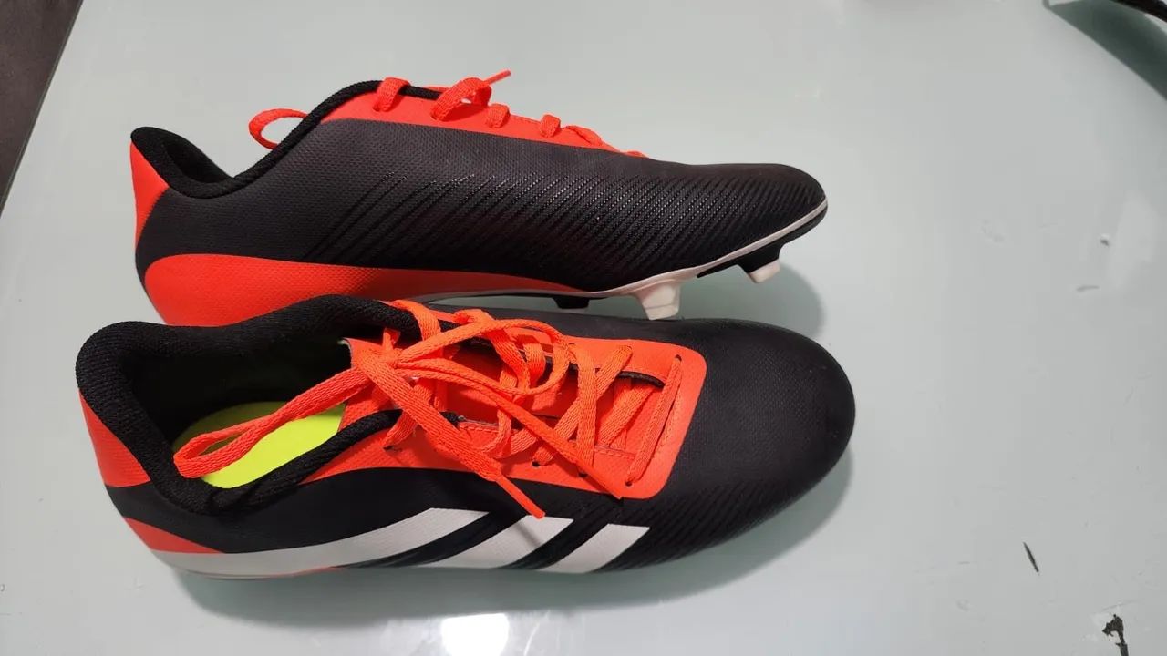 Chuteiras de Futebol Adidas - Tamanho 39