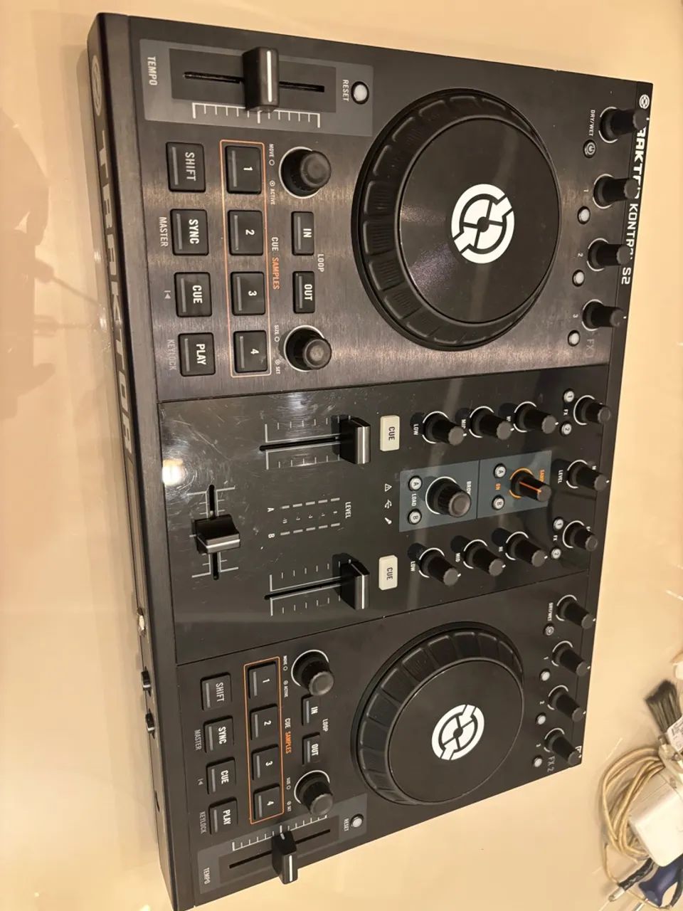 Controladora CDJ Traktor S2 com manual e case  - Foto 2