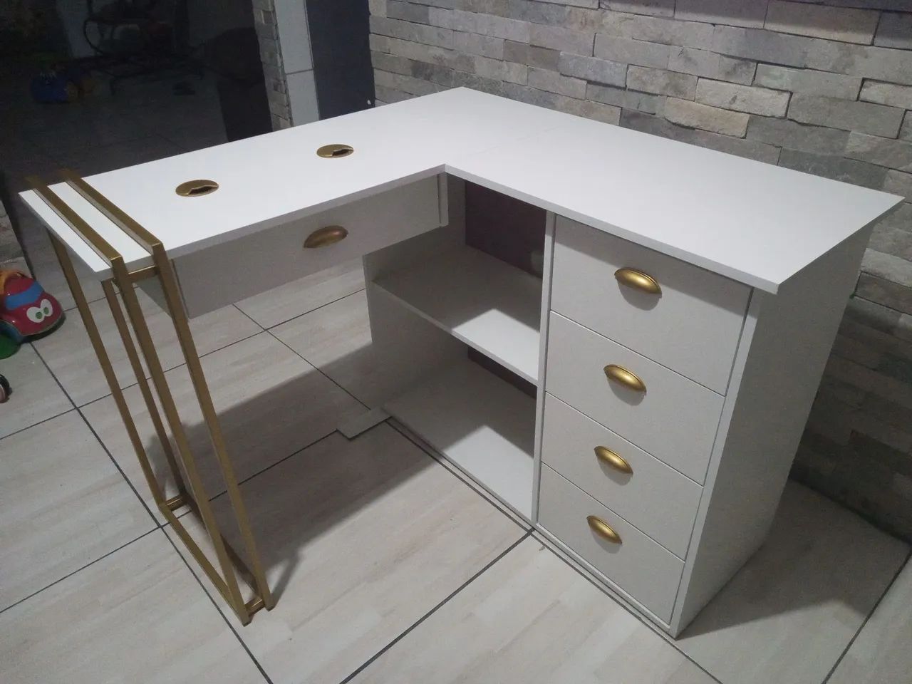 Mesa em L Branca com Gavetas