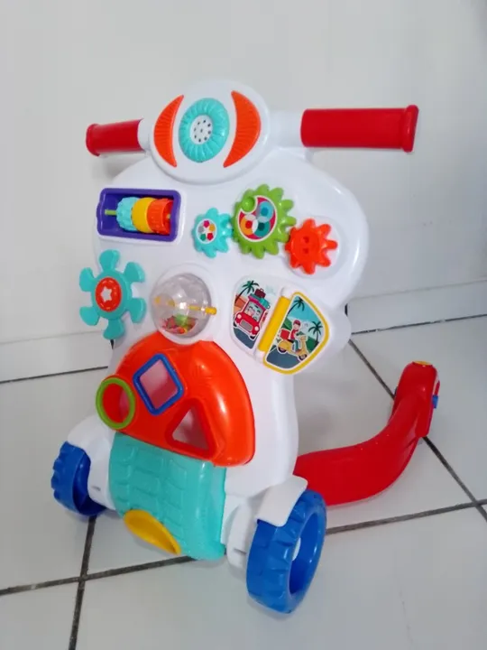 Andador didático toca música
