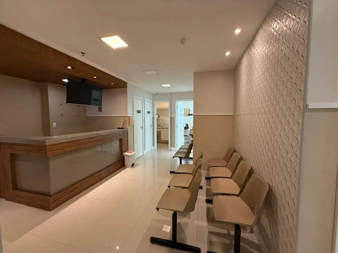 Alugo excelente conjunto de salas para consultórios com 90m, totalmente equipado