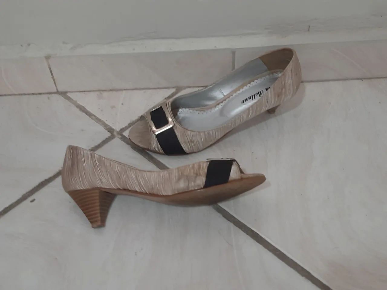 Sapatos Via Belluno Bege com Detalhe Preto - Foto 2