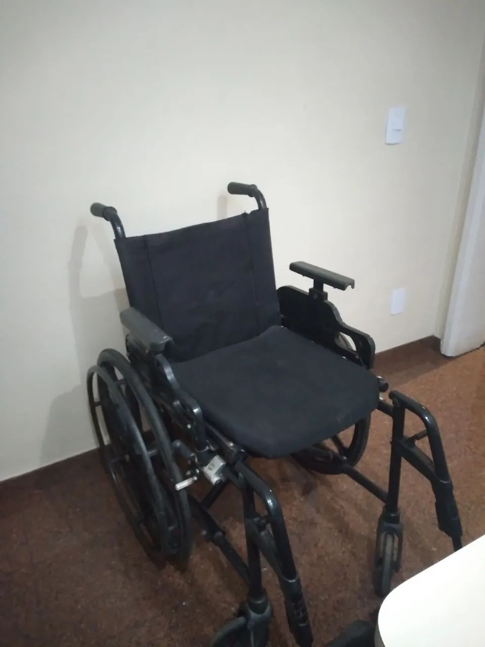 Cadeira de Rodas Confortável e Resistente - Foto 3