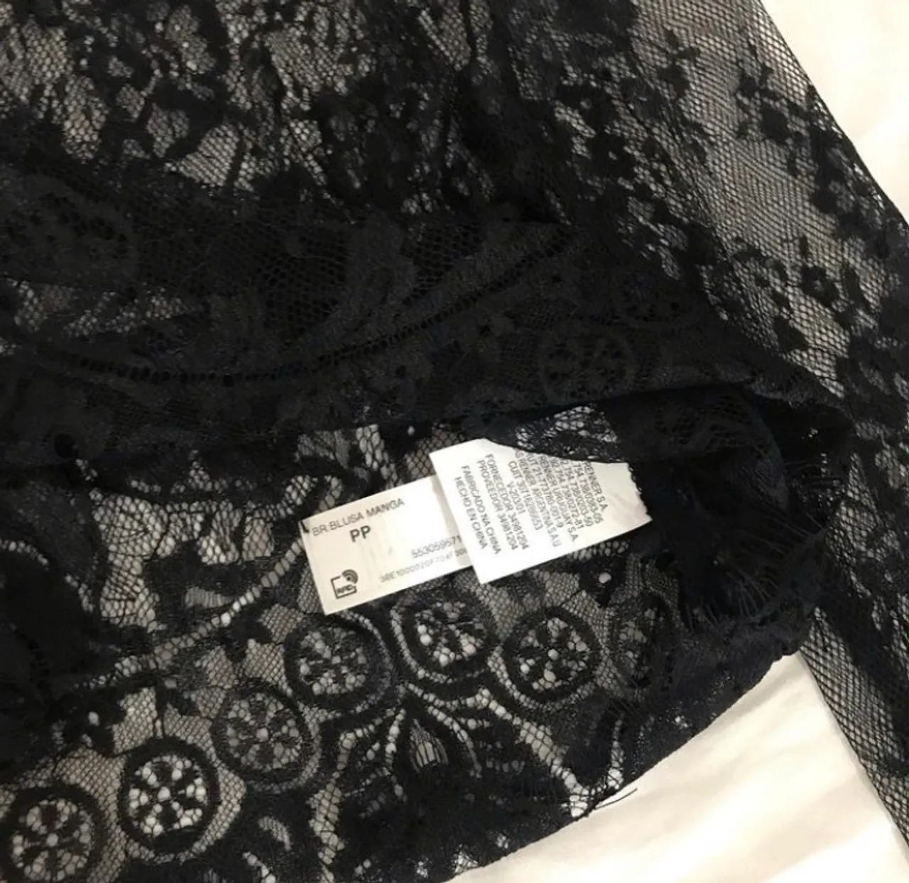 Blusa de renda preta com mangas - Foto 3