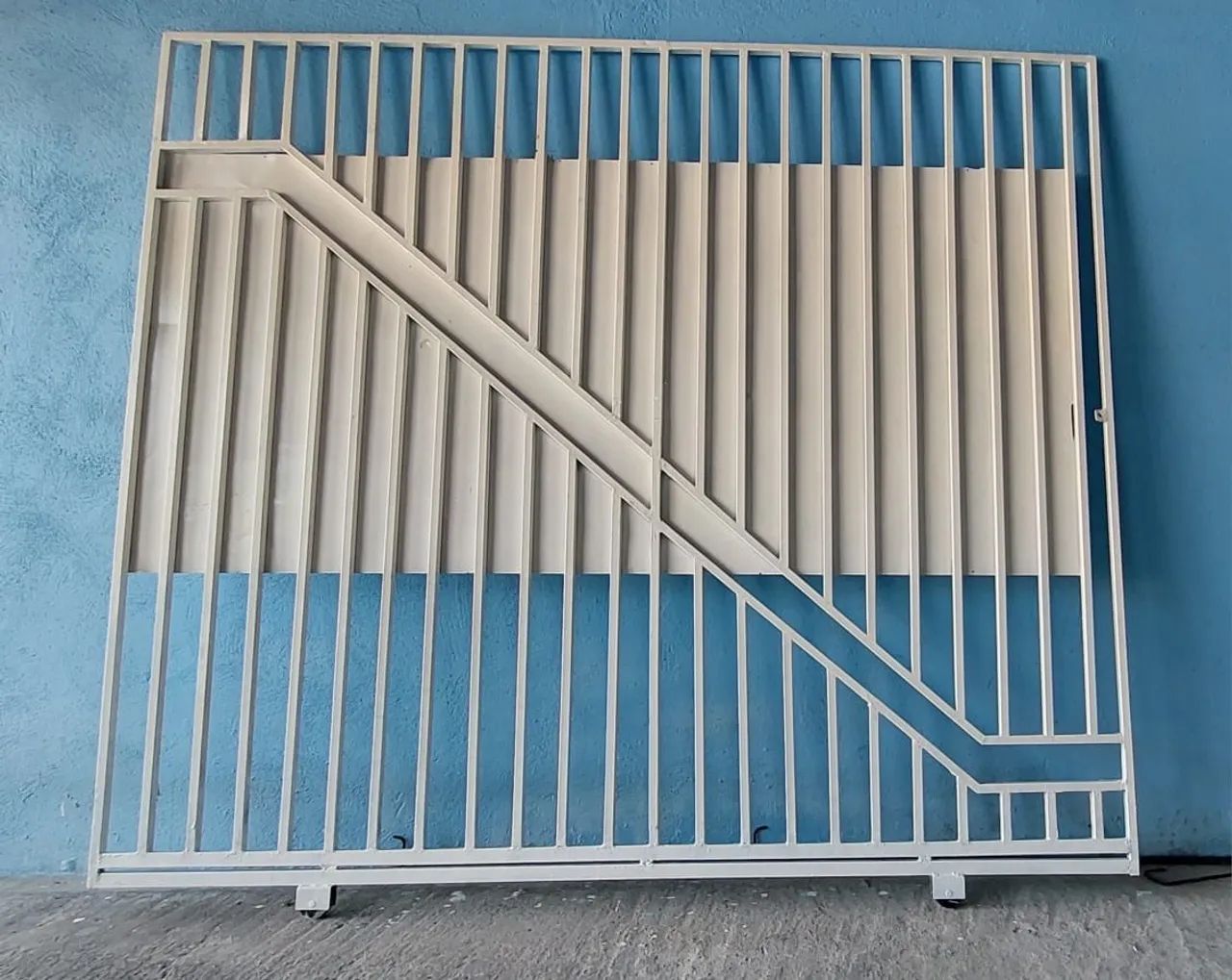 Portão de correr branco. - Foto 2