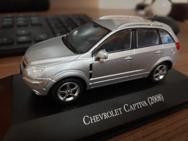 Miniatura Chevrolet Captiva 1:43 com acrílico - Foto 5